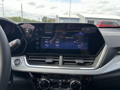 Used 2024 Chevrolet Trax LT w/ Driver Confidence Package FWD image 9