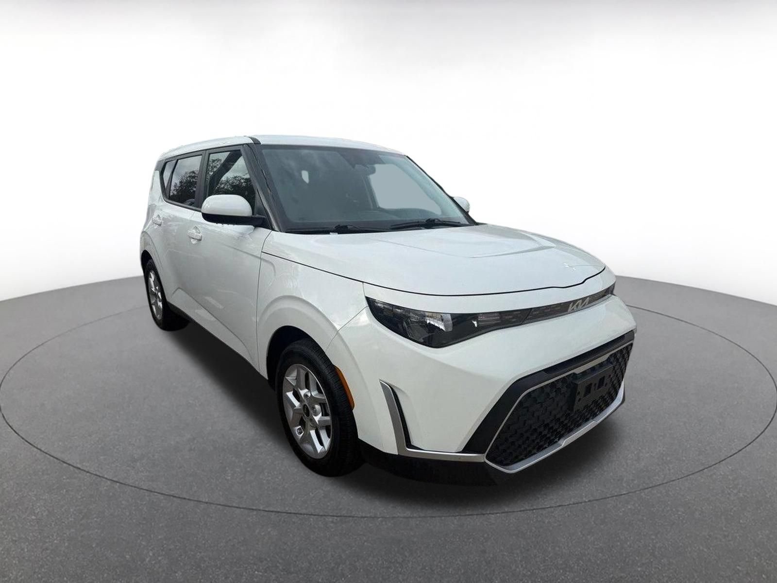 Used 2025 Kia Soul LX w/ LX Technology Package FWD image 2