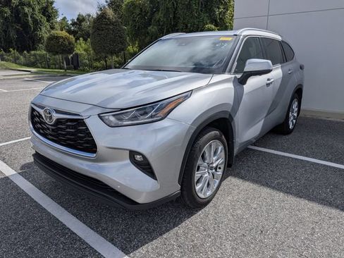 Certified 2025 Toyota Highlander Limited FWD image 2