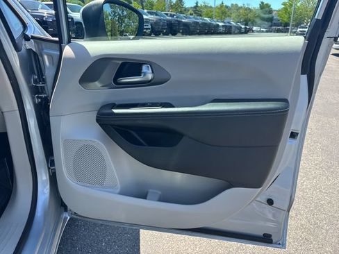 Used 2023 Chrysler Pacifica Touring-L FWD image 25