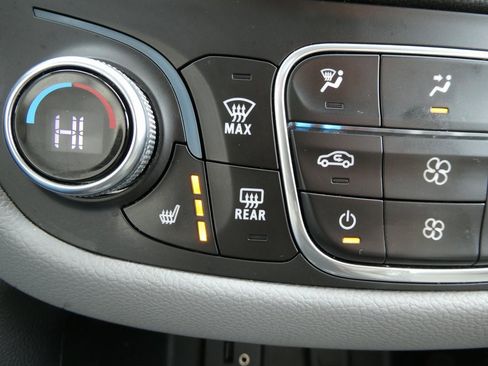 Used 2018 Chevrolet Equinox LT image 27