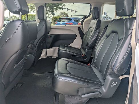 Used 2024 Chrysler Pacifica Touring-L FWD image 14