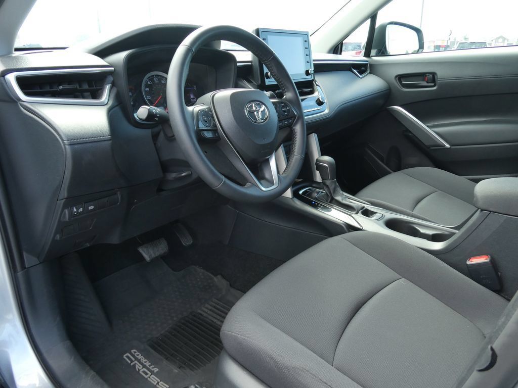 Used 2022 Toyota Corolla Cross LE AWD/4WD image 22