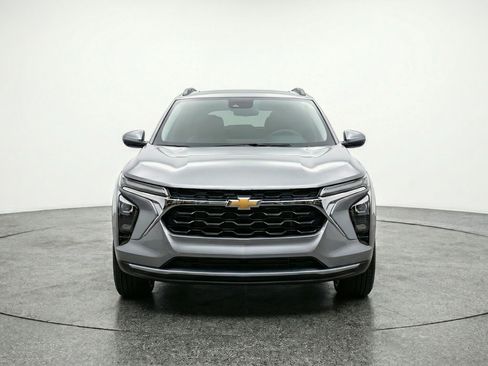 Used 2025 Chevrolet Trax LT image 2