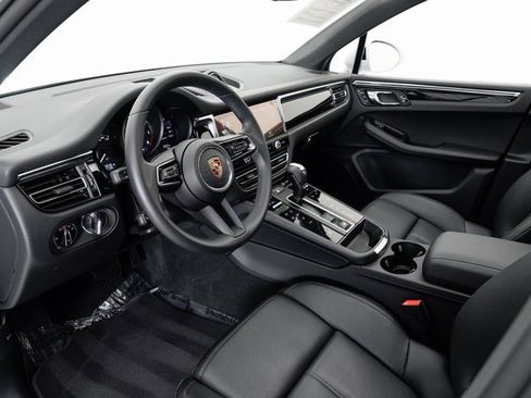 Used 2025 Porsche Macan image 4