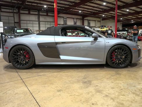 Used 2018 Audi R8 V10 w/ Carbon Exterior Package AWD/4WD image 25