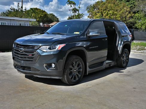 Used 2021 Chevrolet Traverse RS FWD image 2