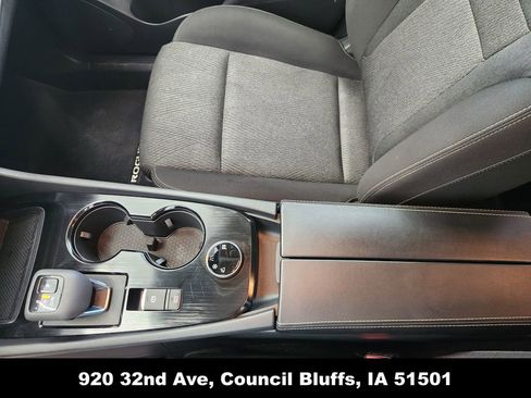 Used 2025 Nissan Rogue SV image 31