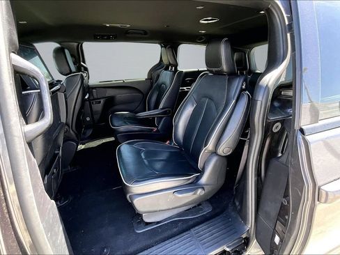 Used 2021 Chrysler Pacifica Limited w/ Uconnect Theater Family Group FWD image 16