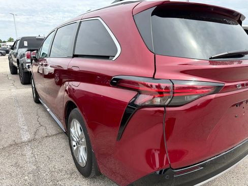Used 2024 Toyota Sienna Limited FWD image 7