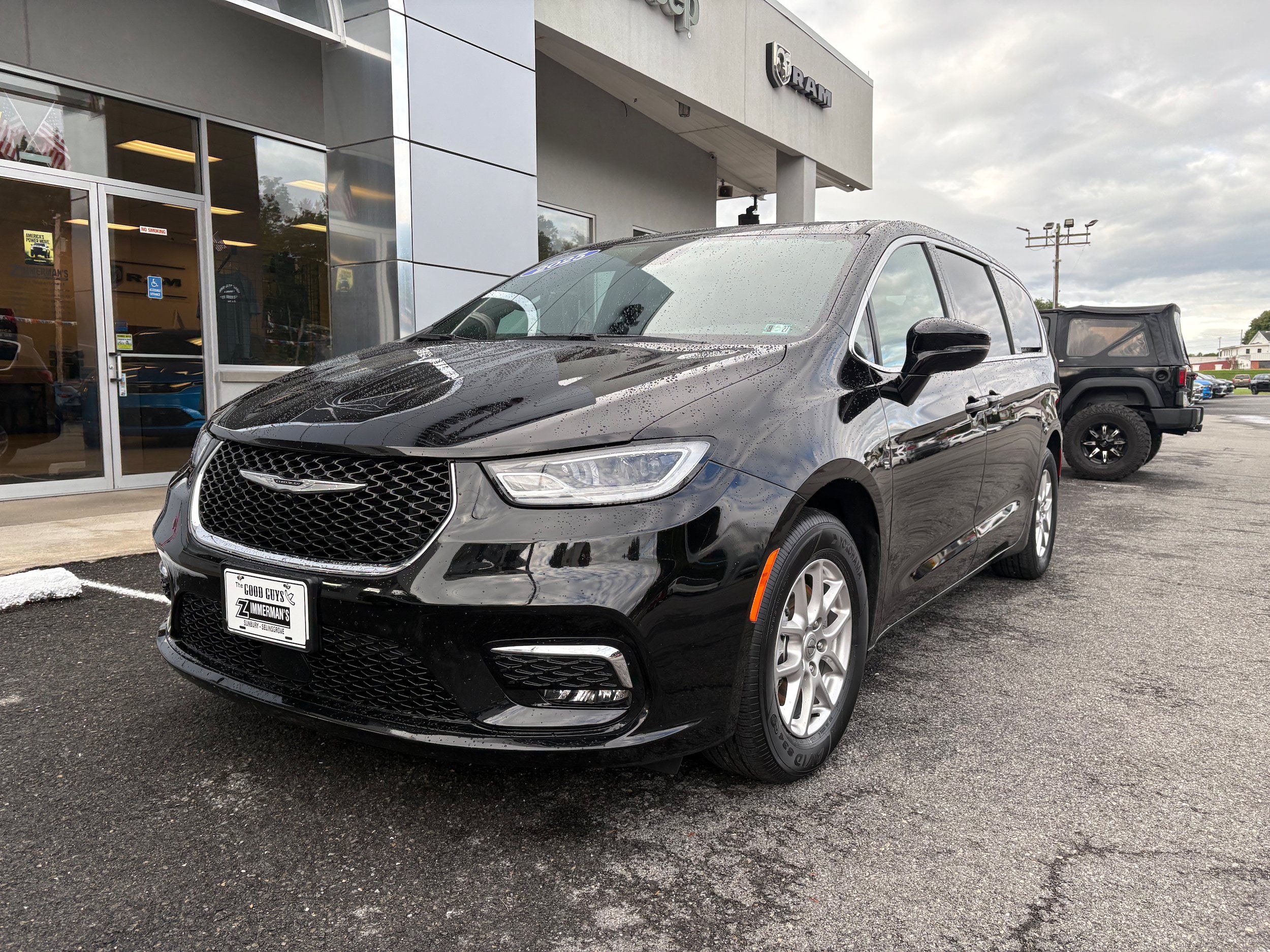Certified 2025 Chrysler Pacifica Select FWD image 3