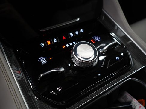 Used 2022 Jeep Wagoneer Series III w/ Rear Seat Video Group 1 image 21