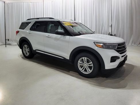 Used 2022 Ford Explorer XLT image 2