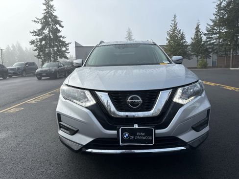 Used 2020 Nissan Rogue SV image 2