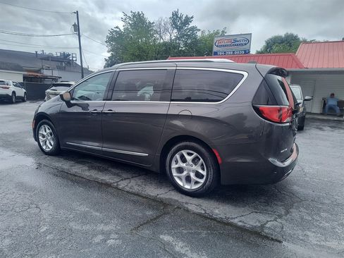 Used 2018 Chrysler Pacifica Touring-L Plus FWD image 3