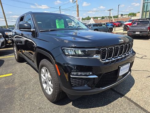 Certified 2023 Jeep Grand Cherokee Limited AWD/4WD image 2