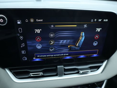 New 2026 Chevrolet Equinox LT w/ Convenience Package II AWD/4WD image 9
