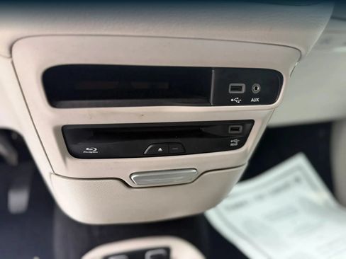 Used 2019 Chrysler Pacifica Limited w/ Tire & Wheel Group FWD image 25
