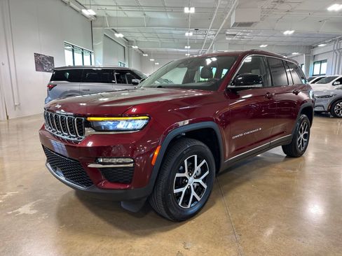 Used 2024 Jeep Grand Cherokee Limited RWD image 3