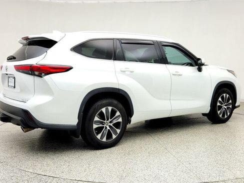 Used 2022 Toyota Highlander XLE AWD/4WD image 5