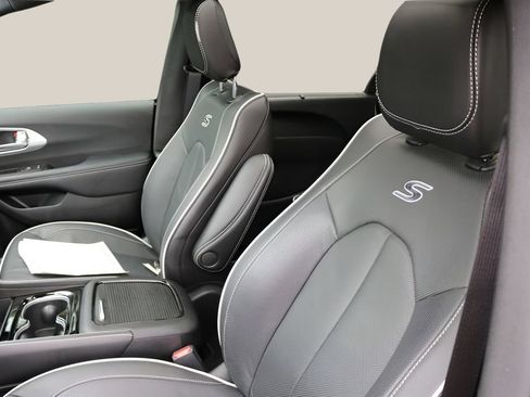 Used 2025 Chrysler Pacifica Limited FWD image 13