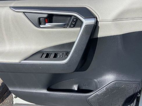 Used 2019 Toyota RAV4 Limited image 19