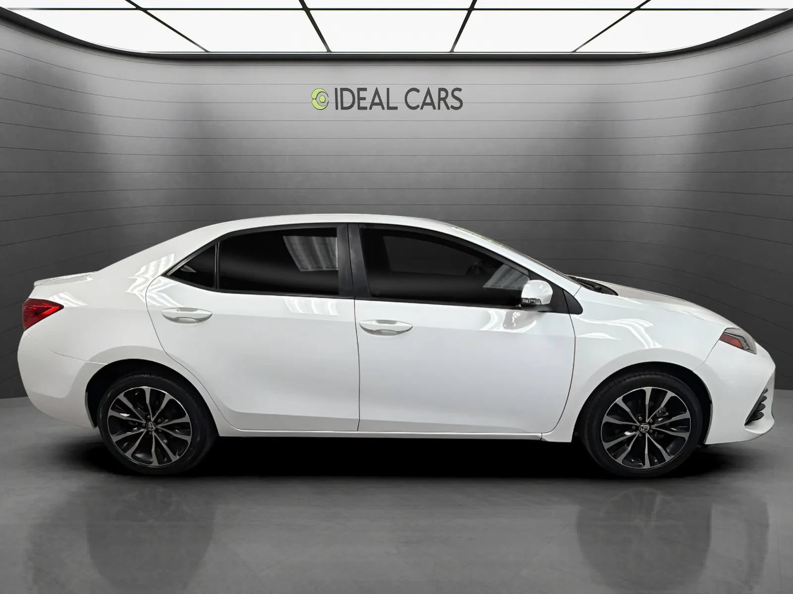 Used 2017 Toyota Corolla SE w/ SE Premium Package FWD image 5