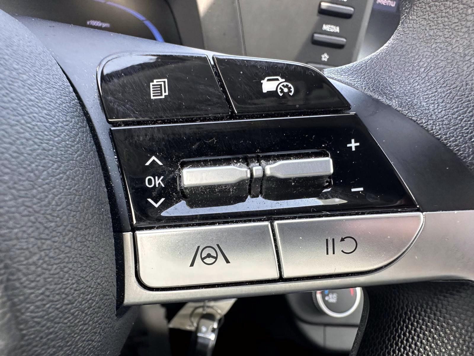 Used 2024 Hyundai Elantra SE FWD image 17