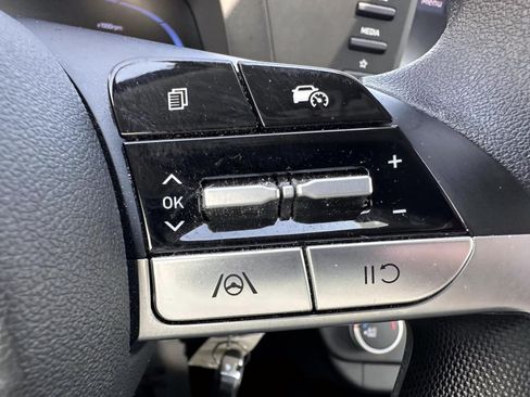 Used 2024 Hyundai Elantra SE FWD image 17