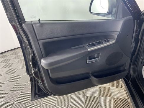 Used 2010 Jeep Grand Cherokee Laredo image 15