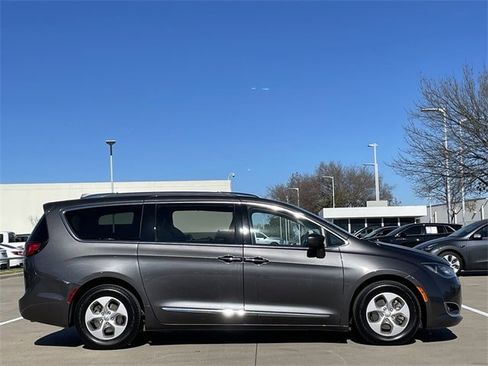 Used 2017 Chrysler Pacifica Touring-L Plus image 3