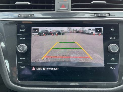 Used 2022 Volkswagen Tiguan SE image 9