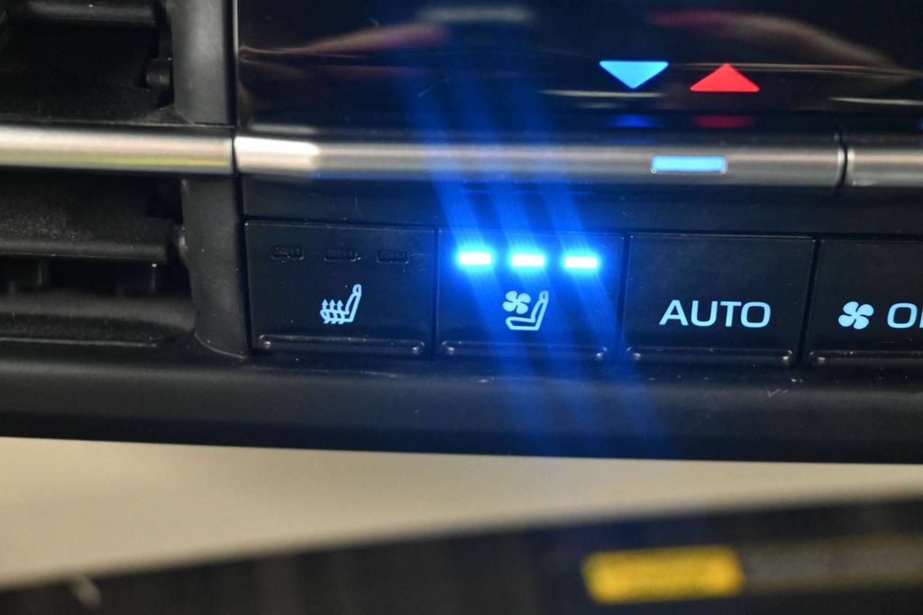 Used 2022 Toyota Sienna Platinum AWD/4WD image 22