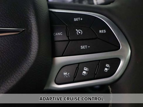 Used 2025 Chrysler Pacifica Select image 3