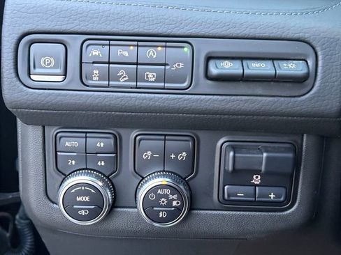Used 2022 GMC Yukon XL Denali w/ Advanced Technology Package image 5
