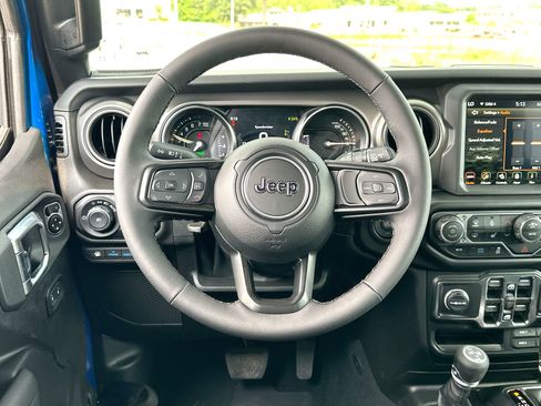 New 2023 Jeep Wrangler Unlimited w/ Sun & Screen Package image 14