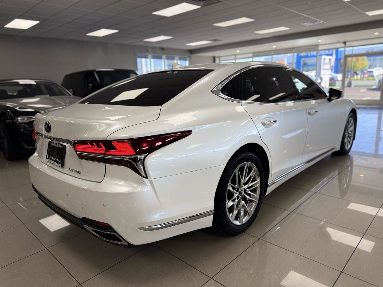 Used 2018 Lexus LS 500 w/ Accessory Package (Z2) RWD image 2