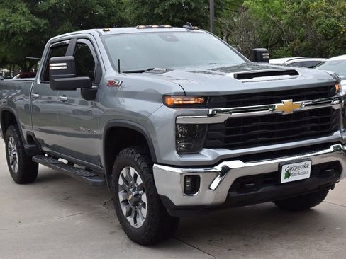 Used 2024 Chevrolet Silverado 2500 LT AWD/4WD image 4