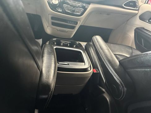 Certified 2024 Chrysler Pacifica Touring-L FWD image 21