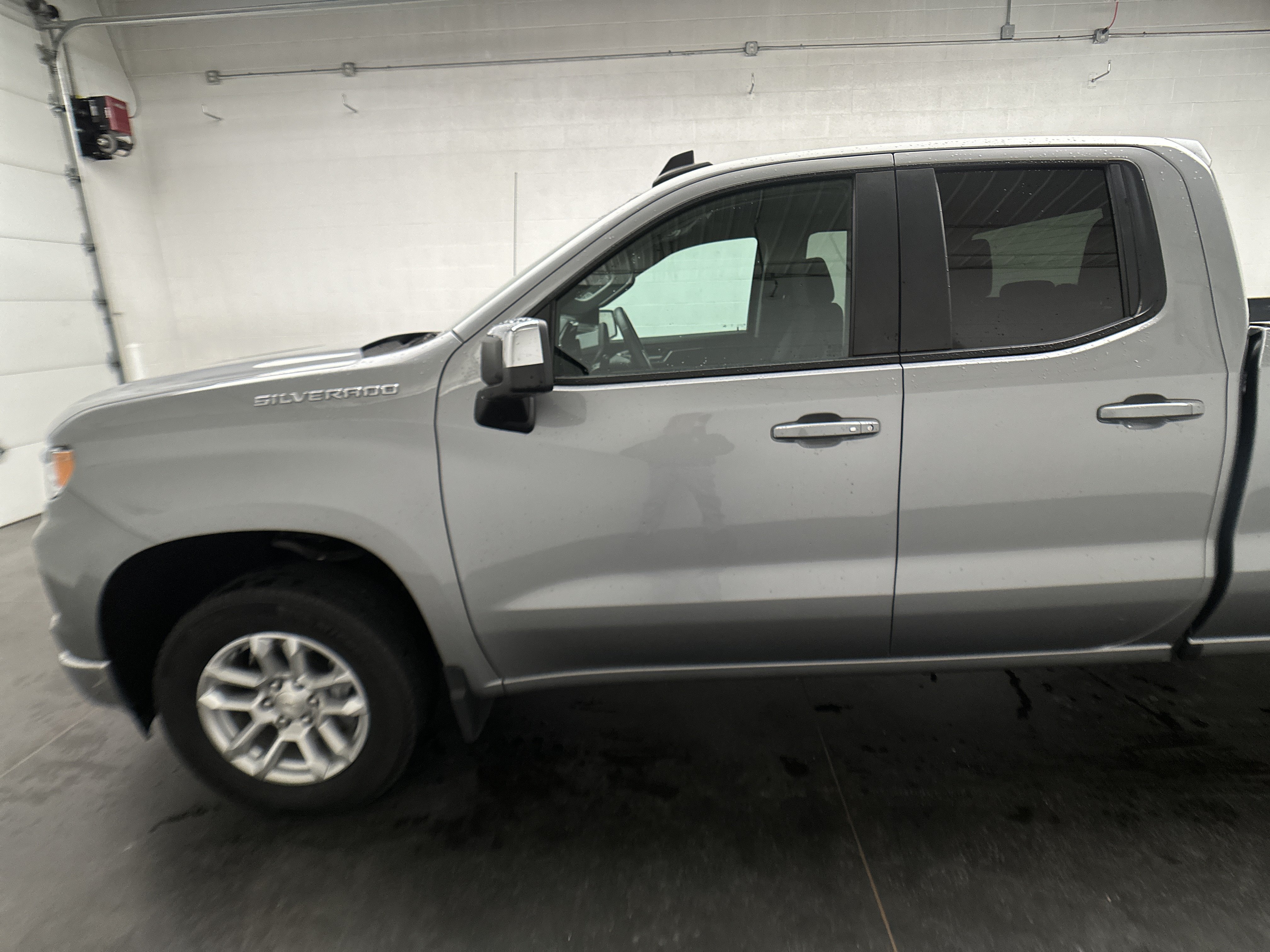 Used 2024 Chevrolet Silverado 1500 LT AWD/4WD image 5