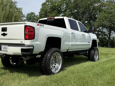 Used 2019 Chevrolet Silverado 2500 LTZ w/ Duramax Plus Package AWD/4WD image 4