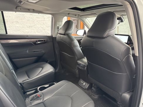 Used 2023 Toyota Highlander Limited image 44