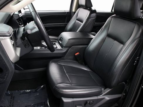 Used 2024 Ford Expedition Max XLT image 9