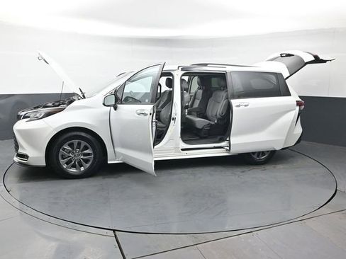 Used 2022 Toyota Sienna XLE image 51