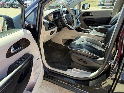 Used 2021 Chrysler Pacifica Limited w/ Premium & Safety Sphere Group image 5