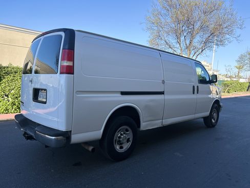 Used 2014 Chevrolet Express 2500 Extended image 2