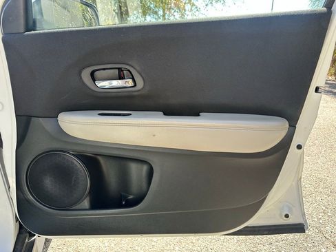 Used 2021 Honda HR-V LX image 40