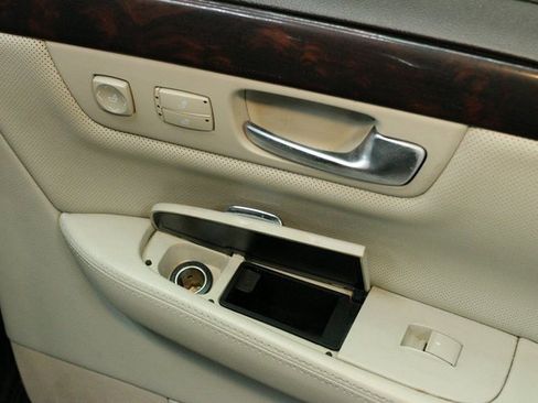 Used 2010 Cadillac DTS Premium image 13