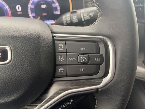 Used 2024 Jeep Wagoneer L Series II w/ Flexible Seating Group AWD/4WD image 17
