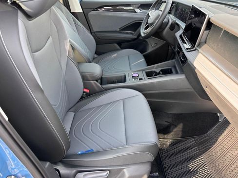 New 2026 Volkswagen Tiguan SE FWD image 19